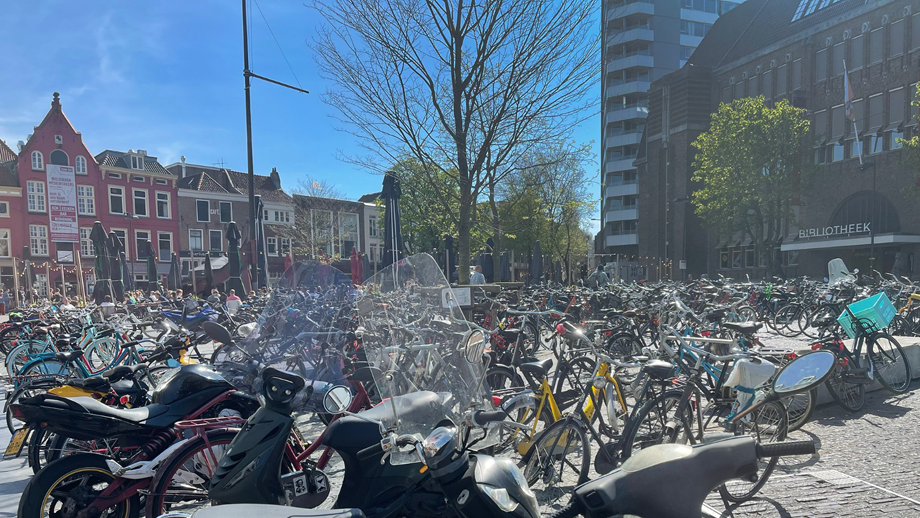 Wildparkeren fiets op de Neude oogluikend toegestaan